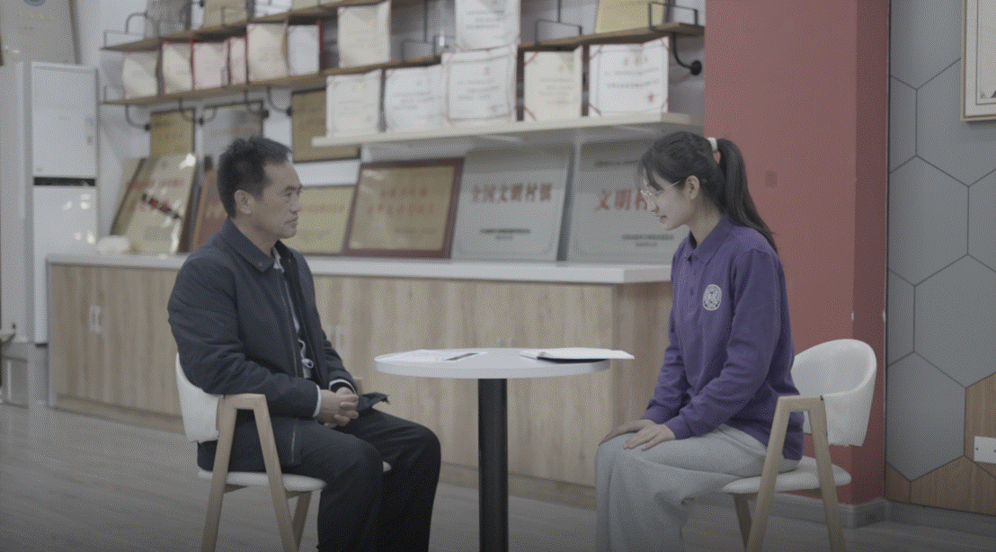 图片包含 室内, 人, 桌子, 女人 AI 生成的内容可能不正确。